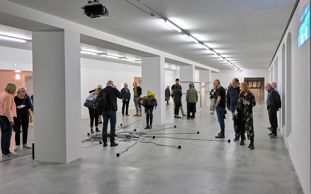 visitors to the video-sound installation ZAK-13.09_2a